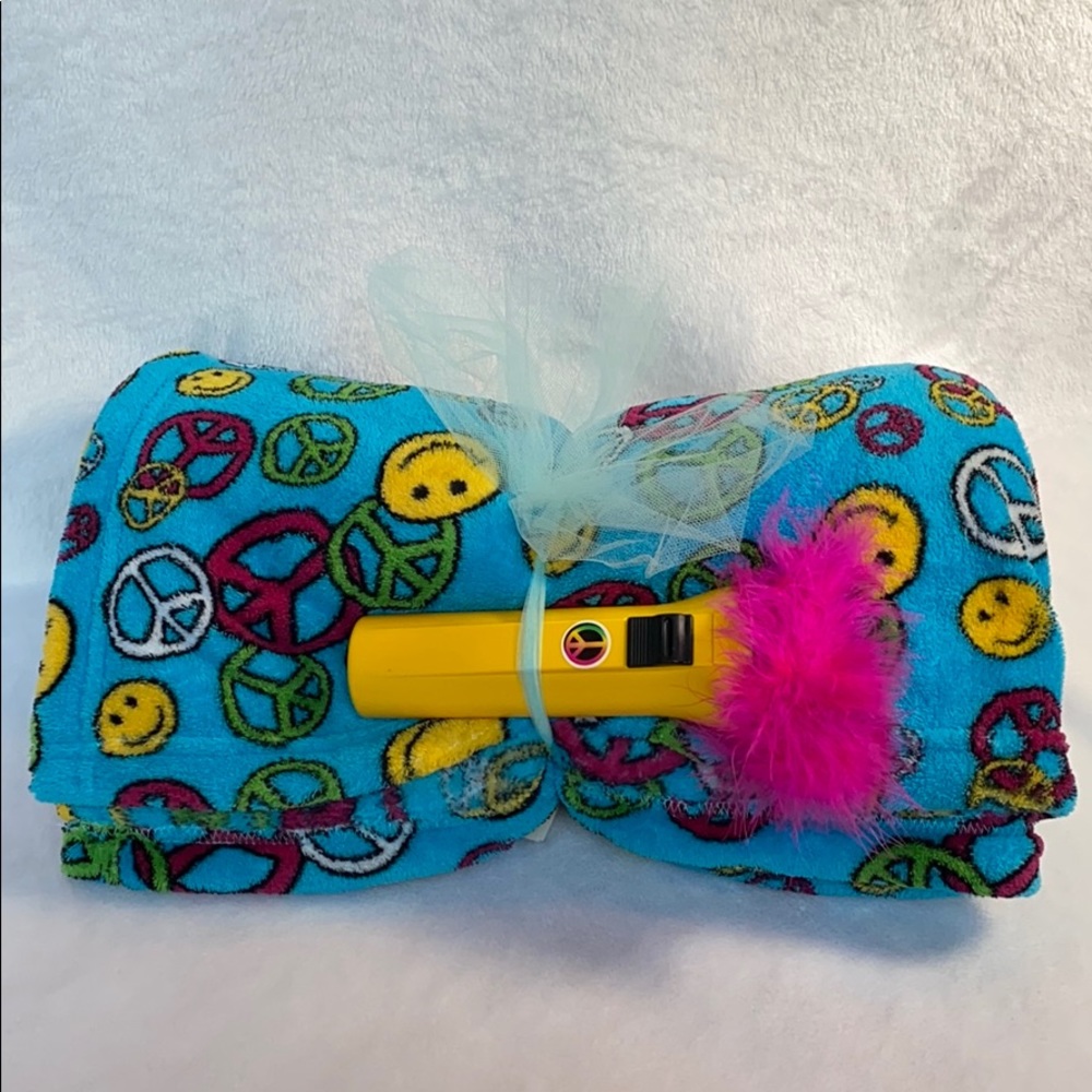 AMAZING GIFT! Fuzzy blanket and flashlight set!
